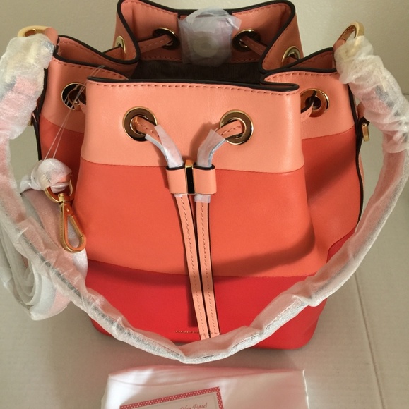 Michael Kors Handbags - NWT Michael Kors Large Bucket bag